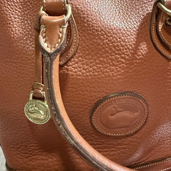 🦆Dooney & Bourke Vintage All Weather Tan Small Norfolk Case Leather Shoulder Bag - Picture 2 of 8
